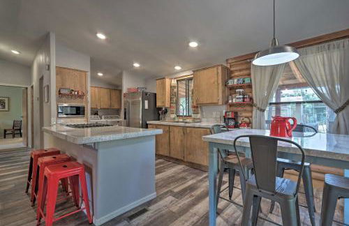 Updated Strawberry Family Cabin with 2 Private Decks - Foto 2