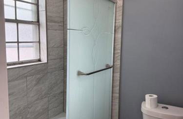 Stylish Remodeled 23 Large beds Near Elvis Presley - Foto 53