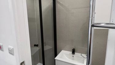 Modern flat in Egham by Royal Holloway University Royal Ascot and Windsor near Heathrow Airport - Foto 4, Shower