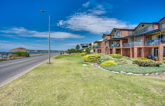 By The Sea Beachfront Apartment Wifi - Photo 1