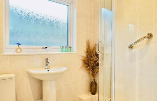 Spacious 3 bedroom Home w Parking in Farnborough - Foto 41