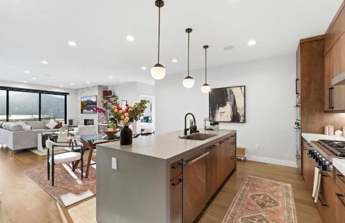 Luxury Hideout w Hot Tub Steam Shower - Photo 36