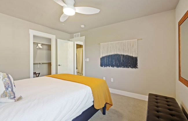 Quiet Urban Community – Designer Home W/ Hot Tub! - Foto 7