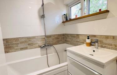 Swanky3Bed HomeModern Kitchen - Foto 16