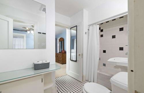 Historic 2 Bdr across from Lakeside Park - Foto 12