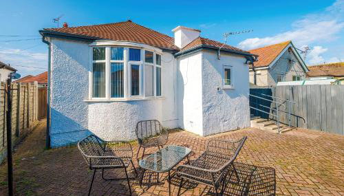 "Eastville Court Rhyl" by Greenstay Serviced Accommodation - A Cosy 2 Bedroom Bungalow with Parking, Dog Friendly, Close To Beaches, Shops & Restaurants - Ideal for Families, Friends, Couples & Business Travellers - Foto 4, Garden