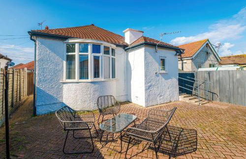 "Eastville Court Rhyl" by Greenstay Serviced Accommodation - A Cosy 2 Bedroom Bungalow with Parking, Dog Friendly, Close To Beaches, Shops & Restaurants - Ideal for Families, Friends, Couples & Business Travellers - Photo 4