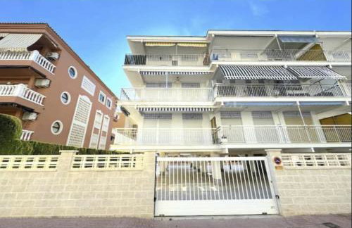 Apartamento con terraza y parking en primera línea - Foto 27
