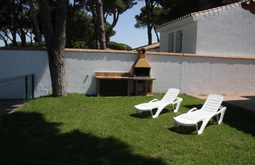 Moderno y amplio chalet, con piscina privada - Foto 2