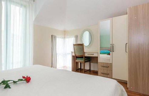 Awesome Home In Mirlovic Polje - Foto 35