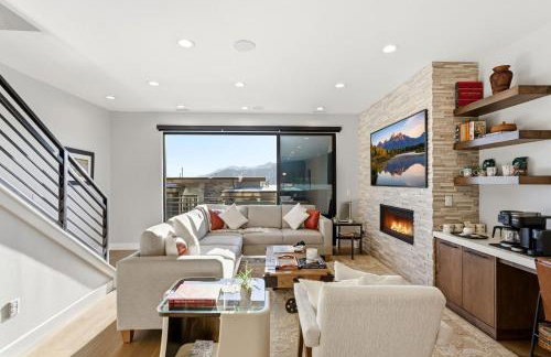 Luxury Hideout w Hot Tub Steam Shower - Photo 8