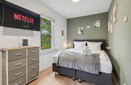 Vorstadtoase - 3 Personen - Apartment mit Queensize-Bett, Badewanne, Schlafcouch, Parken, Netflix, Nähe BER - Foto 1