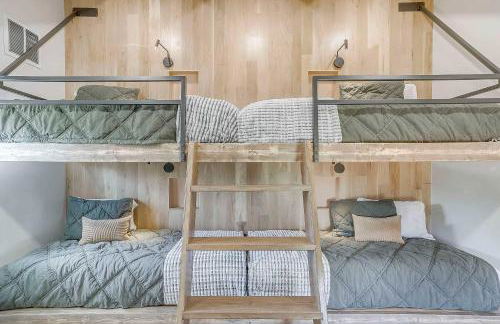 Waterfront Granbury Home with Electric Fireplace! - Foto 30