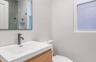 Modern 2BR Apartment with Free Parking in Avondale - Foto 9