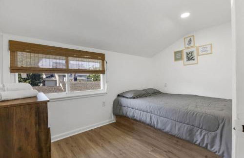 Beach house - 3BR Beach Gem - 30ft to Sand & Walk to Amusement Park - Foto 36