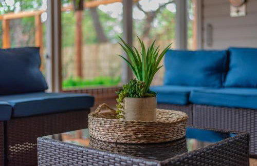 Serene POOL & Firepit in Stunning Home By Airport - Foto 16