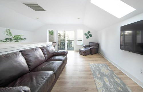 Modern retreat w/ stunning views & hot tub - Photo 27