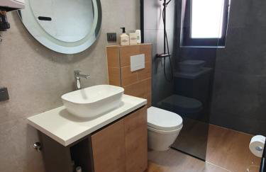 City heaven,self check in, with free parking - Foto 23