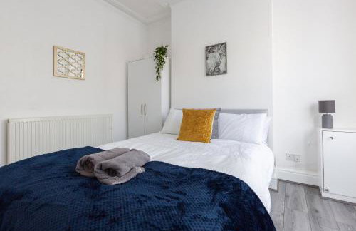 4-Bedroom House sleeps 9 in Liverpool Perfect for Contractors - Free Parking - Fast WiFi - Fully Equipped Kitchen - Hosted by By Hinkley Homes Short Lets & Serviced Accommodation - Foto 6