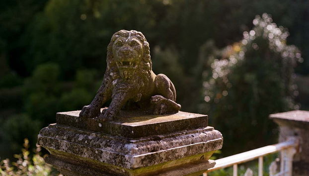 Admirando las esculturas del Jardín de la Fonte Baxa