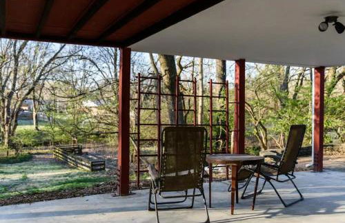 Spacious 5-Bedroom Retreat for 12 in Serene Neighborhood Near Louisville's Best Attractions - Photo 6