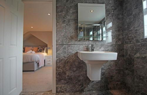 Queens Road - Luxury Spacious Home in Chester - Photo 35