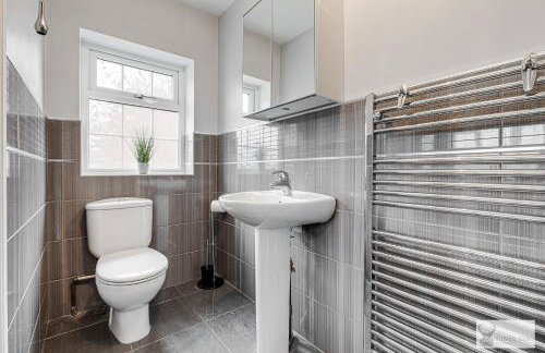 Silver Stag Properties Large 4 bed Property - Photo 33