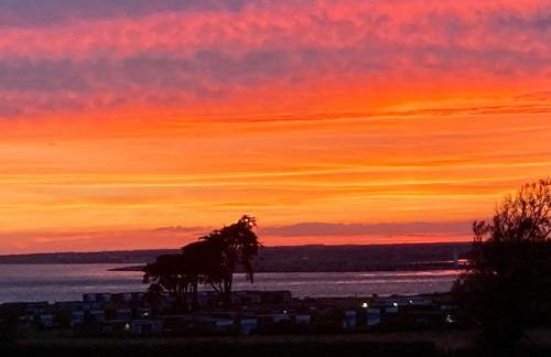 CHINE COTTAGE self-catering coastal bungalow in rural West Wight - Photo 21