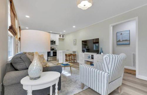 Coastal 3BD Bungalow One Block from Scenic Walkway - Foto 12