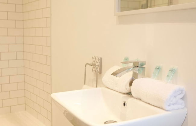 The Sailing Club - 6 Bedroom Hot Tub Town Centre - Photo 16