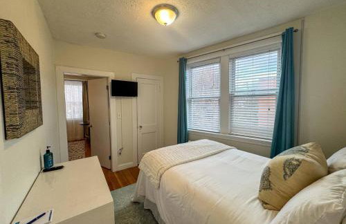 ½ mile to Longwood Medical, Renovated, Pub Trans - Foto 9