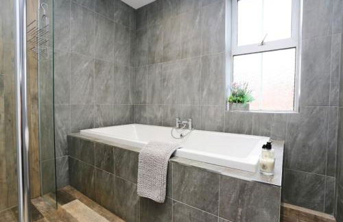 The Hot Tub Townhouse by Holiday Heim - Photo 33