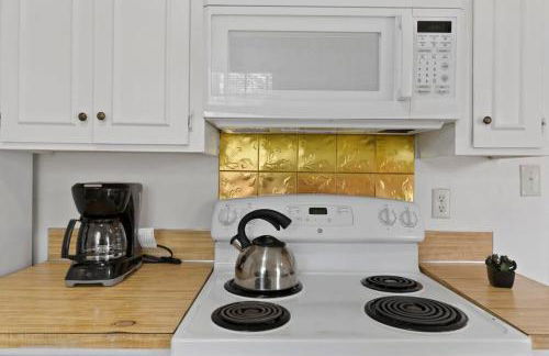 Large Fenced Yard near Midtown- Shamrock Stay - Foto 21