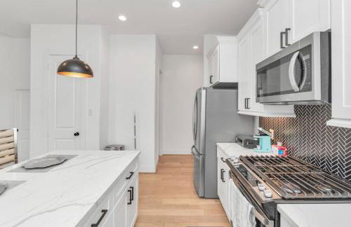 Tranquil Downtown Escape with Backyard - Photo 53