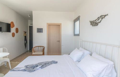 PANORMOS ART Beachfront Suites - Photo 14