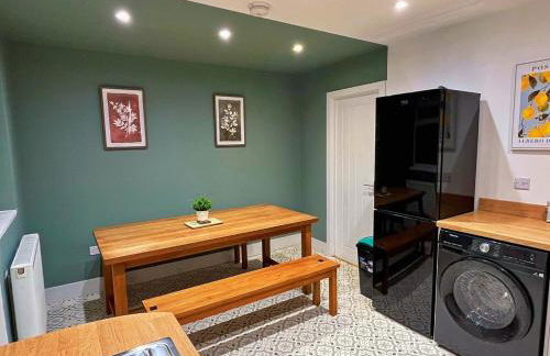 Darfield 4 Bedrooms Home 6 Beds 2 Showers Driveway Parking For Business Stays - Foto 2