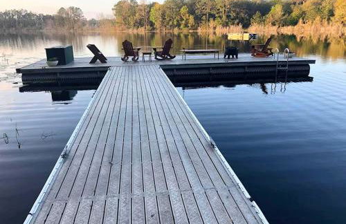 Spacious Cabin for a Group Getaway Overlooking Junior Lake in Florida - Foto 35