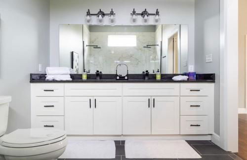 Lovely Modern 3BR-3BA Grove Home ABODEbucks - Photo 27