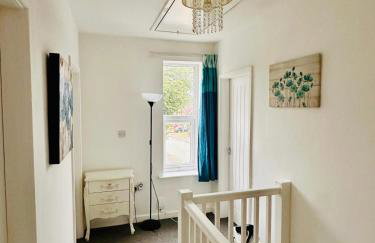 #56 4-Bedroom House Near Shops with Free Parking - Foto 11