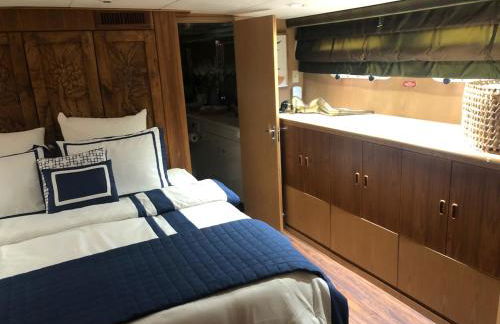 Luxury Afloat Yacht Paradise 3 bedrooms 3bath 5 beds with full Marina view - Foto 5