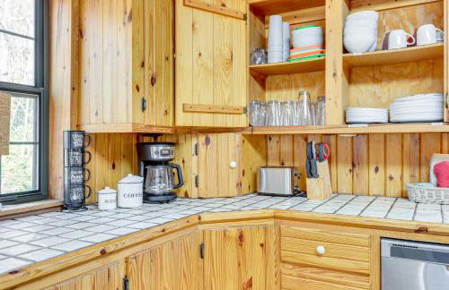 Hike, Fish and Explore Family Cabin in Sulphur! - Foto 13