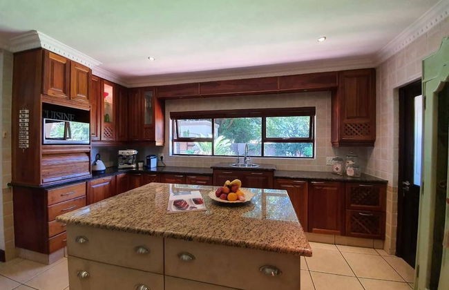 Or Tambo Airport Holiday Home - Photo 16