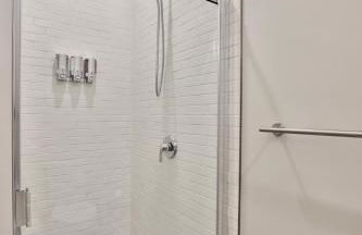 *New* XquisiteMidCenturyM0d~ Condo *OTR* w/Parking - Foto 12