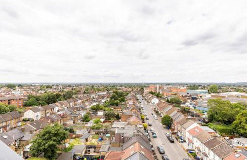 Stylish & Comfortable Top-Floor Flat in Harrow - Photo 14