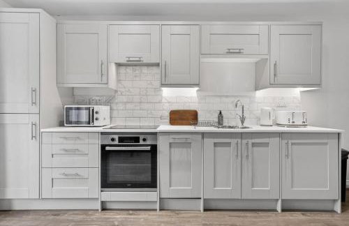 City Centre 2BR Apt with Balcony Access and Free Parking - Foto 11