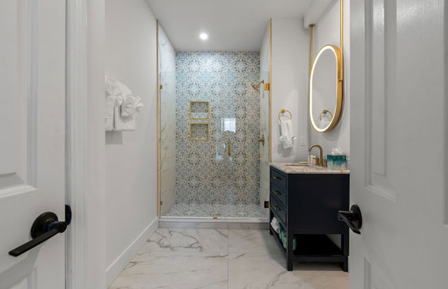 Luxurious Home with Theatre Room - Foto 22