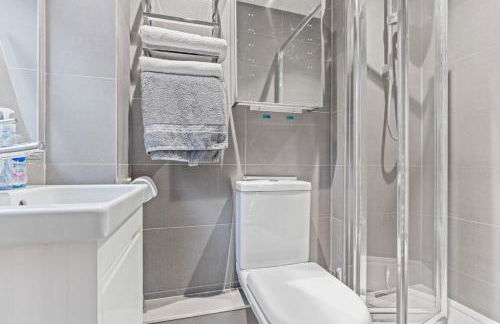 Large 4 Bedroom House Bricket Wood, Van & Car Parking, Sleeps 8 - Foto 32