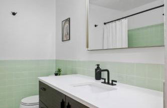 Central Location - 2 living spaces & covered patio! - Foto 7