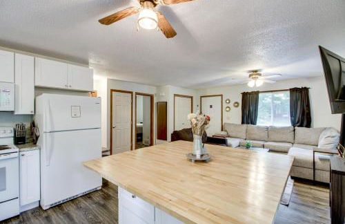 Near Lakes Updated Family Home with Deck in Cushing - Foto 12