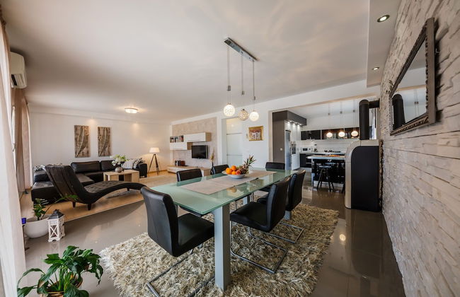 Luxury Secluded Villa w. Pool, Jacuzzi and Garden - Photo 27